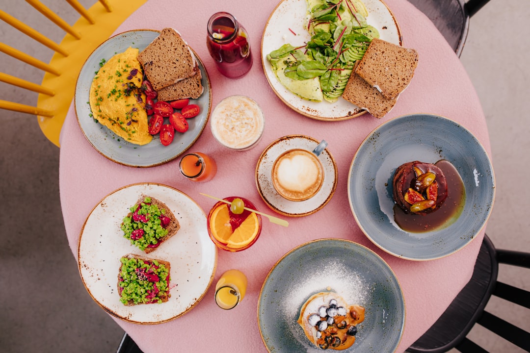 découvrez l'art du brunch, une expérience gourmande alliant petits-déjeuners copieux et déjeuners savoureux. profitez d'un moment convivial avec des plats variés, des boissons pétillantes et une ambiance chaleureuse. réveillez vos papilles avec des mets raffinés et des recettes originales, pour un dimanche parfait en famille ou entre amis.