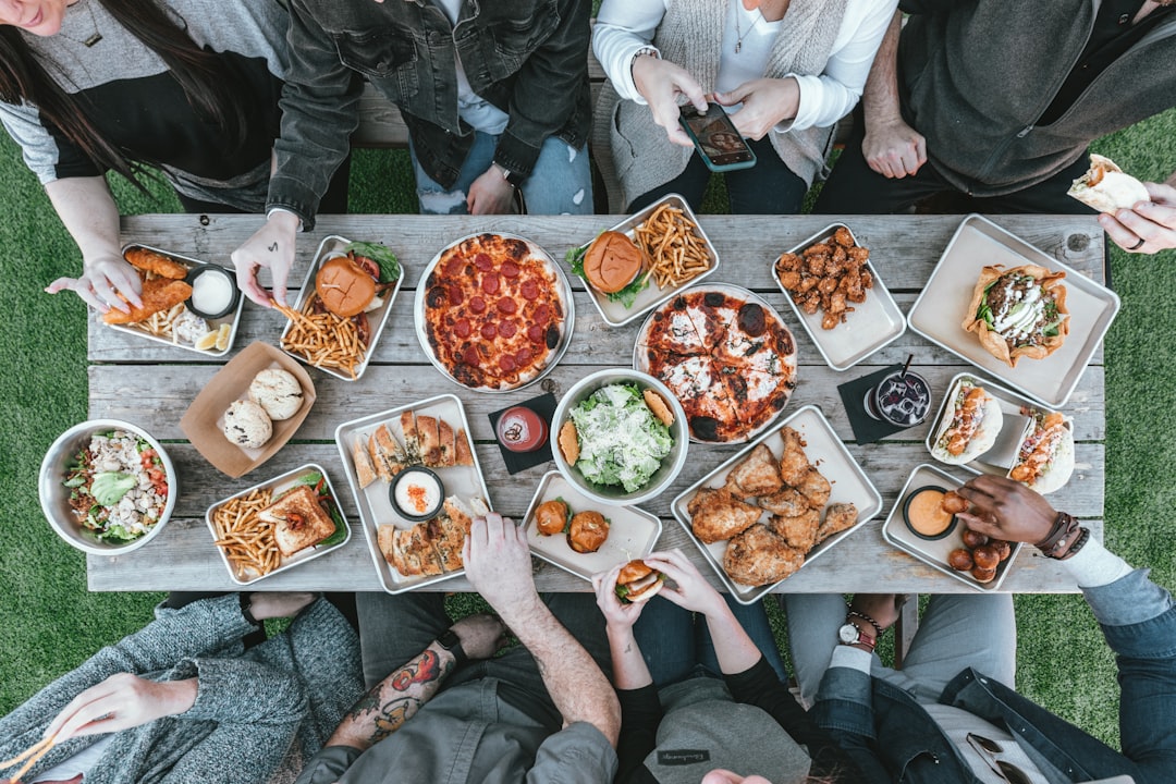 découvrez notre buffet varié, où saveurs et choix s'entremêlent pour ravir vos papilles. parfait pour toutes vos occasions, du repas familial aux événements festifs, notre buffet offre une expérience culinaire inoubliable.