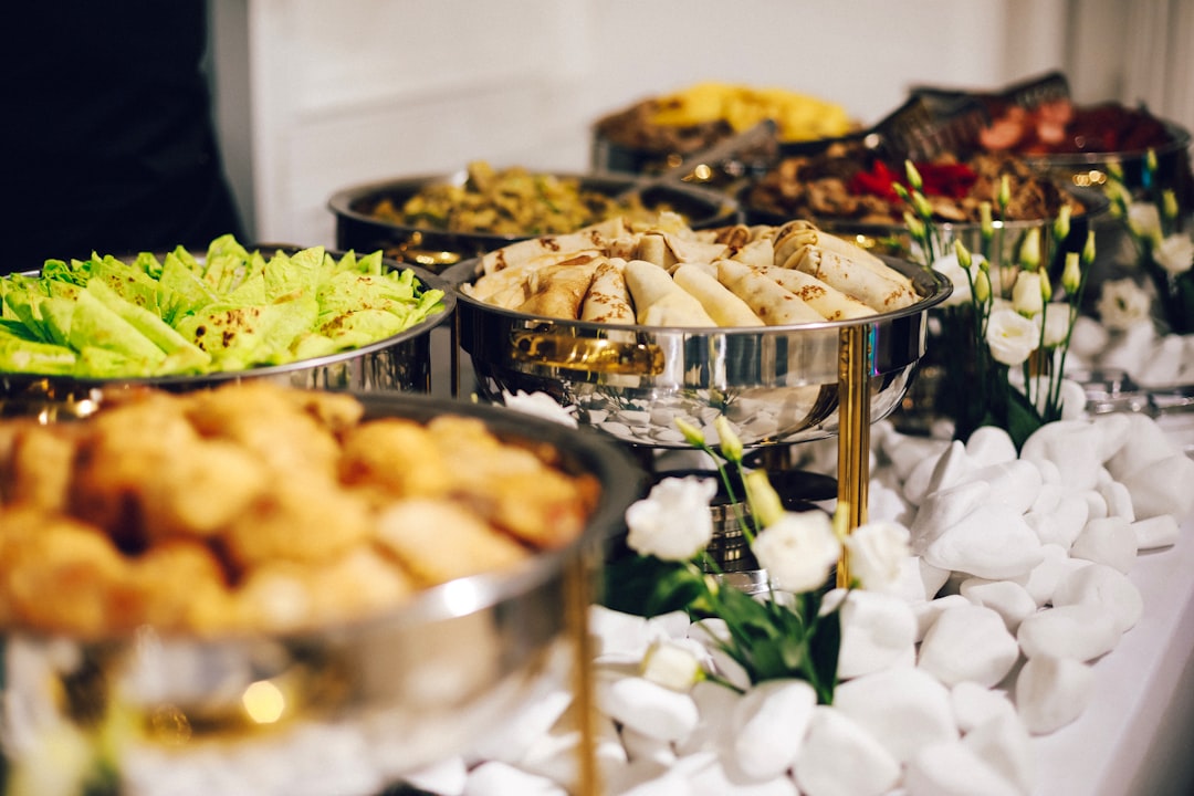 découvrez une sélection exquise de mets savoureux avec notre buffet, parfait pour toutes vos occasions. profitez de plats variés, préparés avec soin et présentés avec élégance pour régaler vos invités. que ce soit pour un mariage, un anniversaire ou un événement d'entreprise, notre buffet saura émerveiller vos papilles.