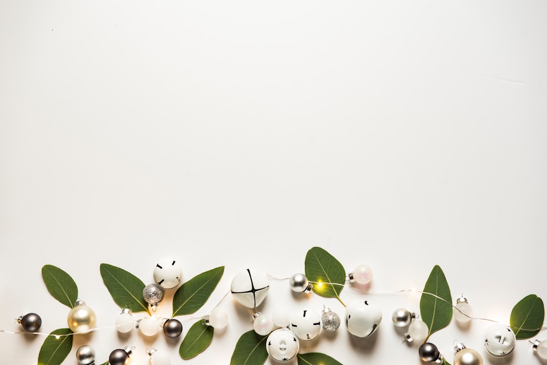 découvrez la magie de noël avec des idées de décorations, des recettes festives et des traditions chaleureuses pour célébrer cette période joyeuse en famille et entre amis.