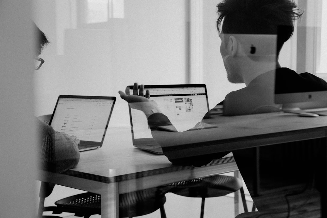 découvrez l'importance de la collaboration dans le succès des projets. explorez les méthodes efficaces et les outils pour travailler ensemble, favoriser l'innovation et atteindre des objectifs communs. transformez vos idées en réussite grâce à une synergie d'équipe.
