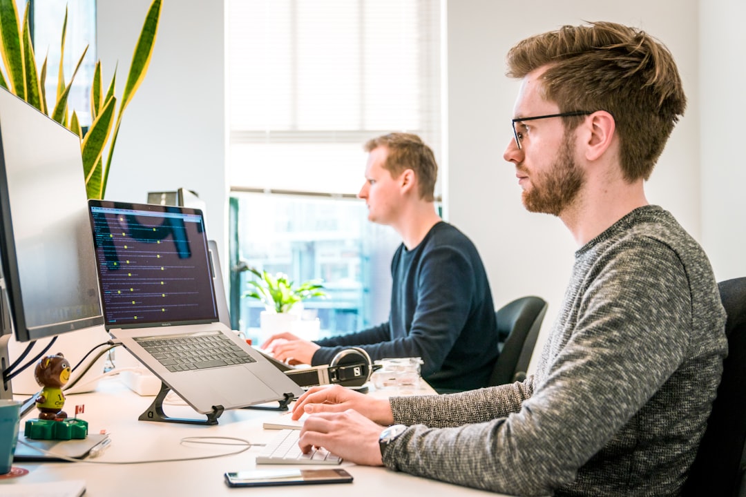 découvrez l'importance de la collaboration dans le travail d'équipe, comment renforcer la coopération et les bénéfices d'une synergie efficace pour atteindre des objectifs communs.