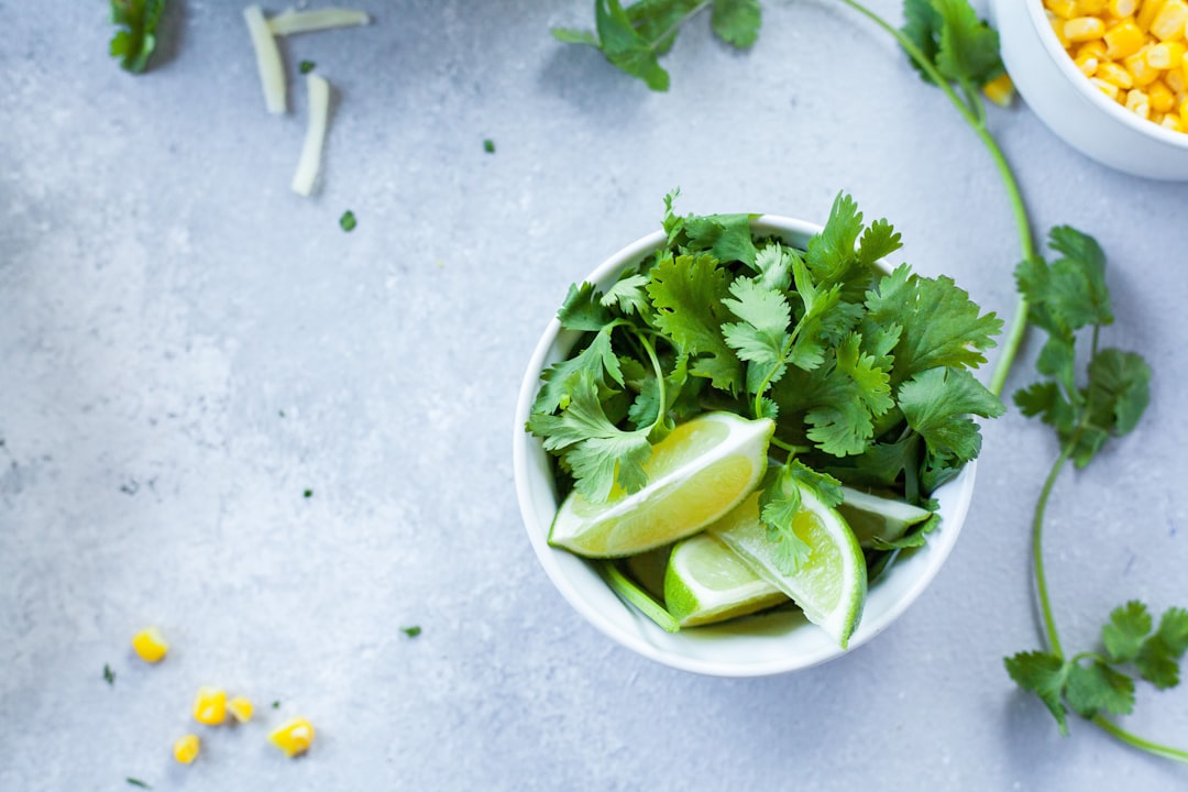 découvrez tout sur la coriandre, une herbe aromatique aux multiples bienfaits. apprenez à l'utiliser en cuisine, ses vertus nutritionnelles et comment la cultiver chez vous.