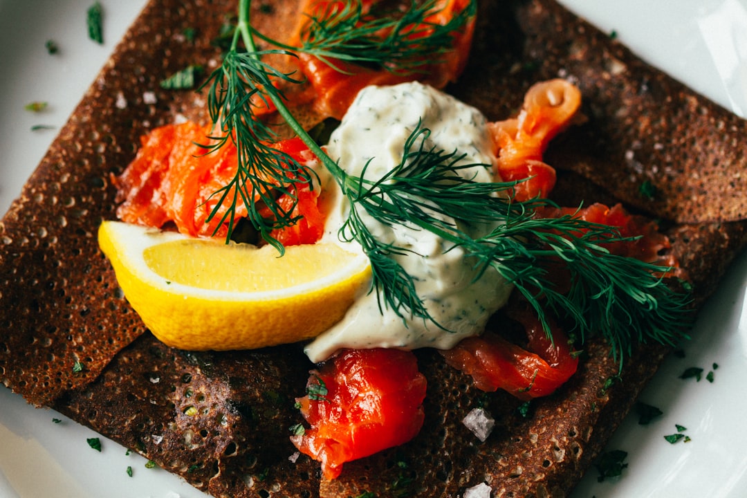 découvrez l'aneth, une herbe aromatique aux multiples vertus ! apprenez à l'utiliser en cuisine pour rehausser vos plats et bénéficier de ses propriétés bénéfiques pour la santé. que ce soit en sauce, sur des poissons ou dans des salades, l'aneth apportera une touche de fraîcheur à vos recettes.
