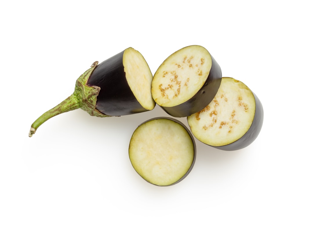 découvrez les bienfaits et les recettes savoureuses de l'aubergine, un légume polyvalent et délicieux qui enrichira vos plats. explorez des astuces de cuisine et des idées créatives pour intégrer l'aubergine dans vos repas quotidiens.