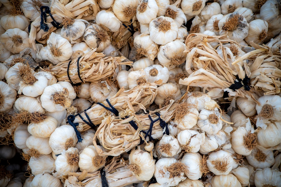 découvrez les garlic scapes, ces tiges délicates de l'ail, riches en saveurs et parfaites pour rehausser vos plats. apprenez à les cuisiner et à profiter de leur goût unique dans vos recettes préférées.