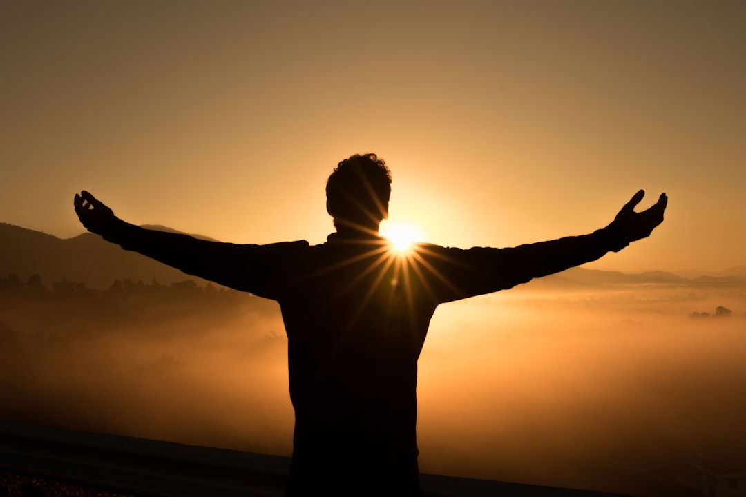 découvrez le véritable sens du bonheur et apprenez à cultiver la joie dans votre vie quotidienne. explorez des conseils pratiques et des idées inspirantes pour vous épanouir et créer des moments de bonheur authentique.