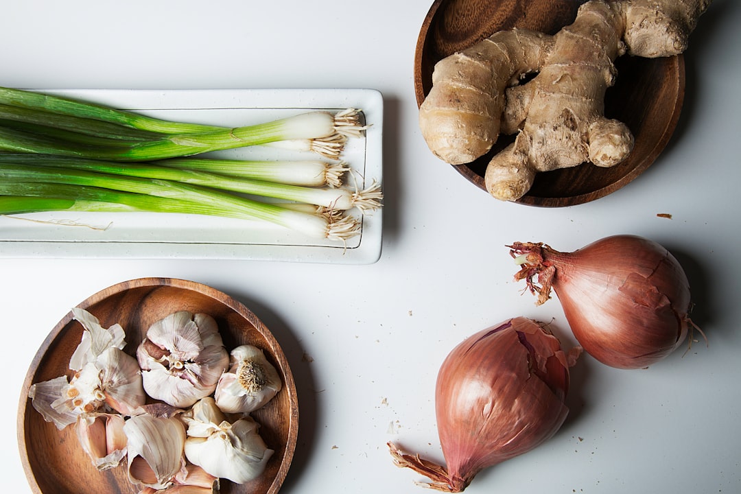 découvrez le lemongrass, une herbe aromatique aux multiples vertus. utilisée en cuisine pour ses saveurs citronnées et ses bienfaits pour la santé, le lemongrass sublime vos plats tout en apportant une touche exotique. explorez ses usages et recettes dans notre guide complet.