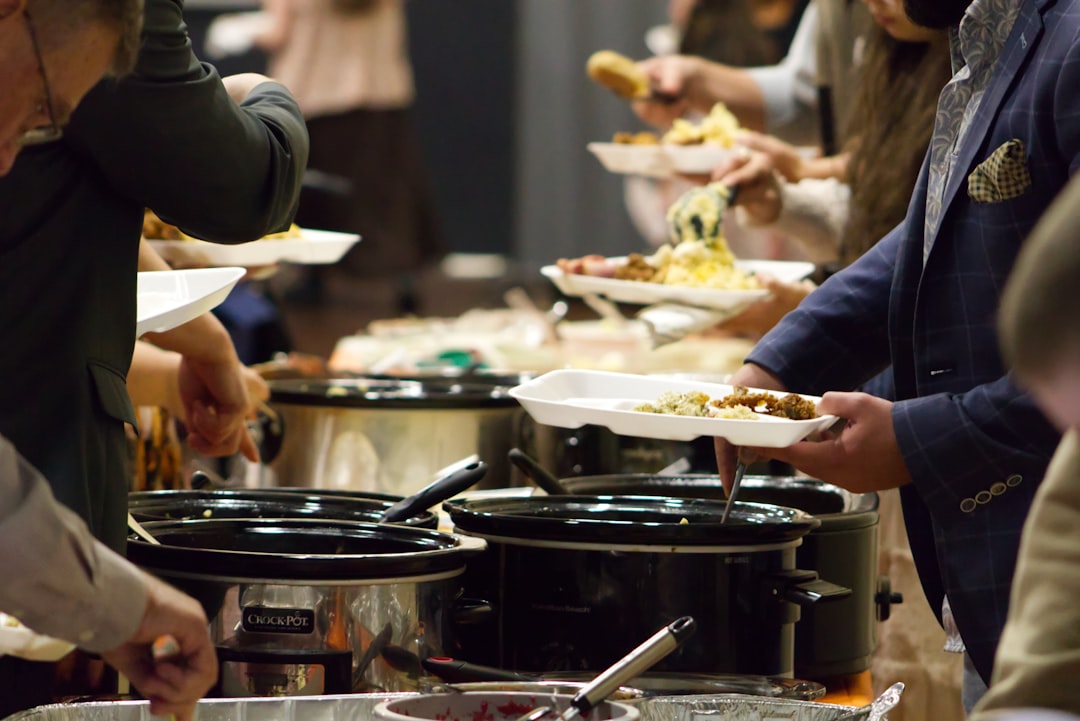 découvrez l'art du potluck, un repas collectif où chacun apporte un plat à partager. parfait pour les réunions entre amis ou en famille, cet événement favorise la convivialité et l'échange culinaire. inspirez-vous de nos idées de recettes et conseils pour organiser un potluck mémorable.