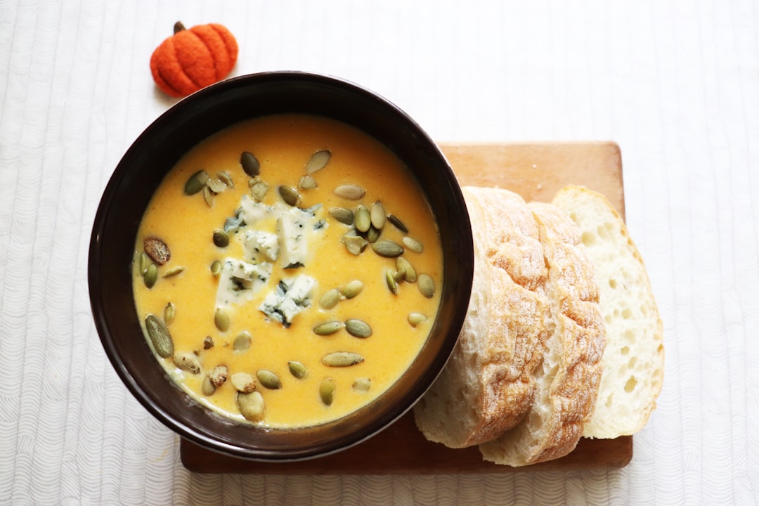 savourez notre délicieuse soupe de potiron, un mélange réconfortant de potiron tendre, d'épices aromatiques et d'ingrédients frais. idéale pour les soirées d'automne, cette recette nourrissante ravira vos papilles et apportera chaleur et douceur à vos repas.
