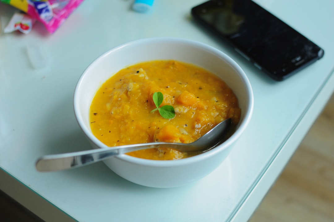 découvrez notre délicieuse recette de soupe de potiron, un plat réconfortant et crémeux aux saveurs automnales. parfait pour réchauffer vos soirées, cette soupe combine le goût sucré du potiron avec des épices aromatiques. facile à réaliser, elle ravira petits et grands lors de vos repas.