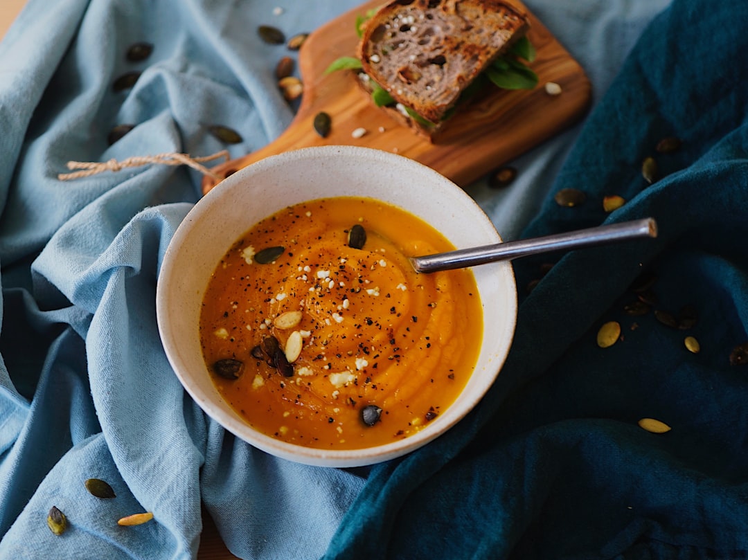 découvrez notre délicieuse recette de soupe à la citrouille, un plat réconfortant et savoureux parfait pour les soirées fraîches. facile à préparer, cette soupe crémeuse allie douceur et épices pour un moment de plaisir en famille ou entre amis.