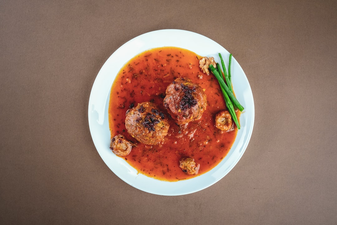 découvrez les vertus et les utilisations de l'estragon, une herbe aromatique prisée en cuisine. apprenez à l'incorporer dans vos recettes pour apporter une touche unique à vos plats.