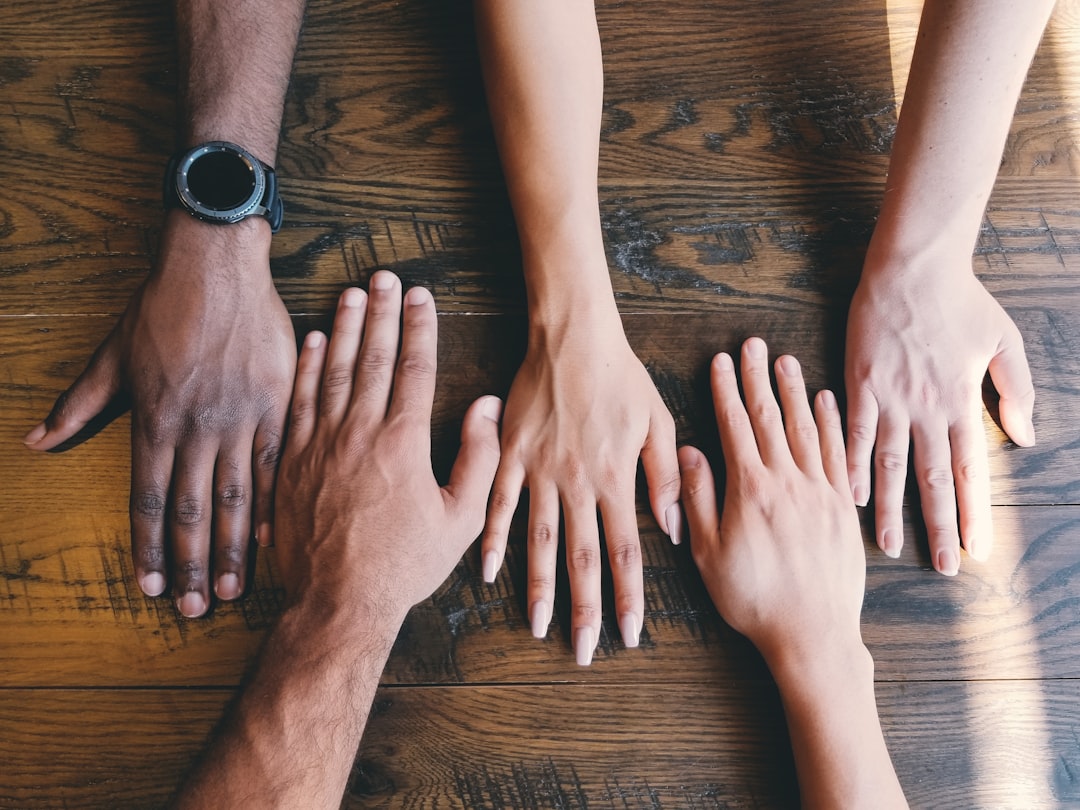 découvrez la beauté de la solidarité et du partage avec 'togetherness'. plongez dans des histoires inspirantes qui mettent en lumière l'importance des liens humains et de la communauté, favorisant ainsi un monde plus uni et compréhensif.