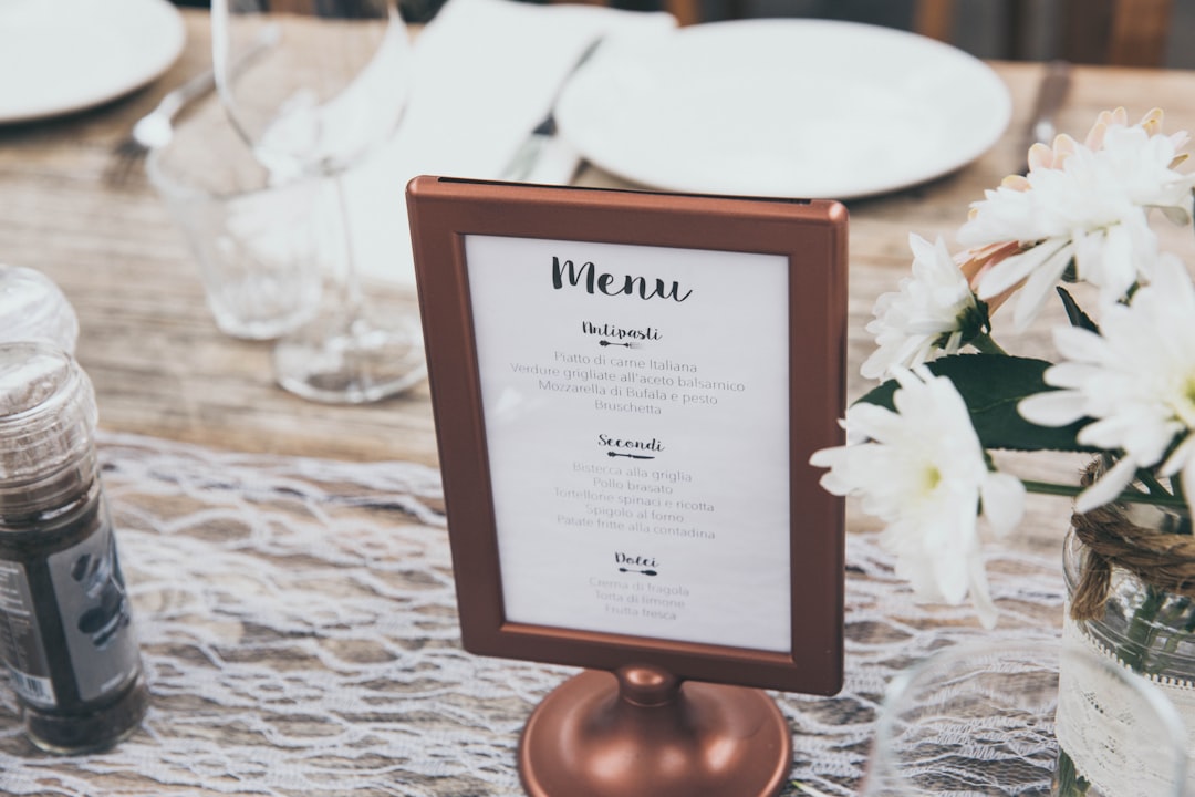 découvrez notre menu de mariage exquis, conçu pour ravir vos invités avec une sélection de plats savoureux et raffinés qui ajouteront une touche mémorable à votre grand jour.