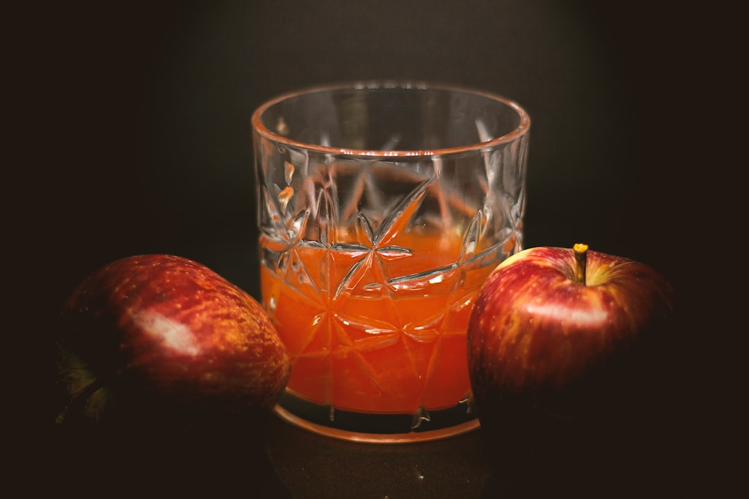 découvrez les bienfaits de la vinaigre de cidre de pomme, un incontournable en matière de santé et de bien-être. apprenez comment l'intégrer dans votre alimentation pour améliorer votre digestion, renforcer votre immunité et favoriser la perte de poids.