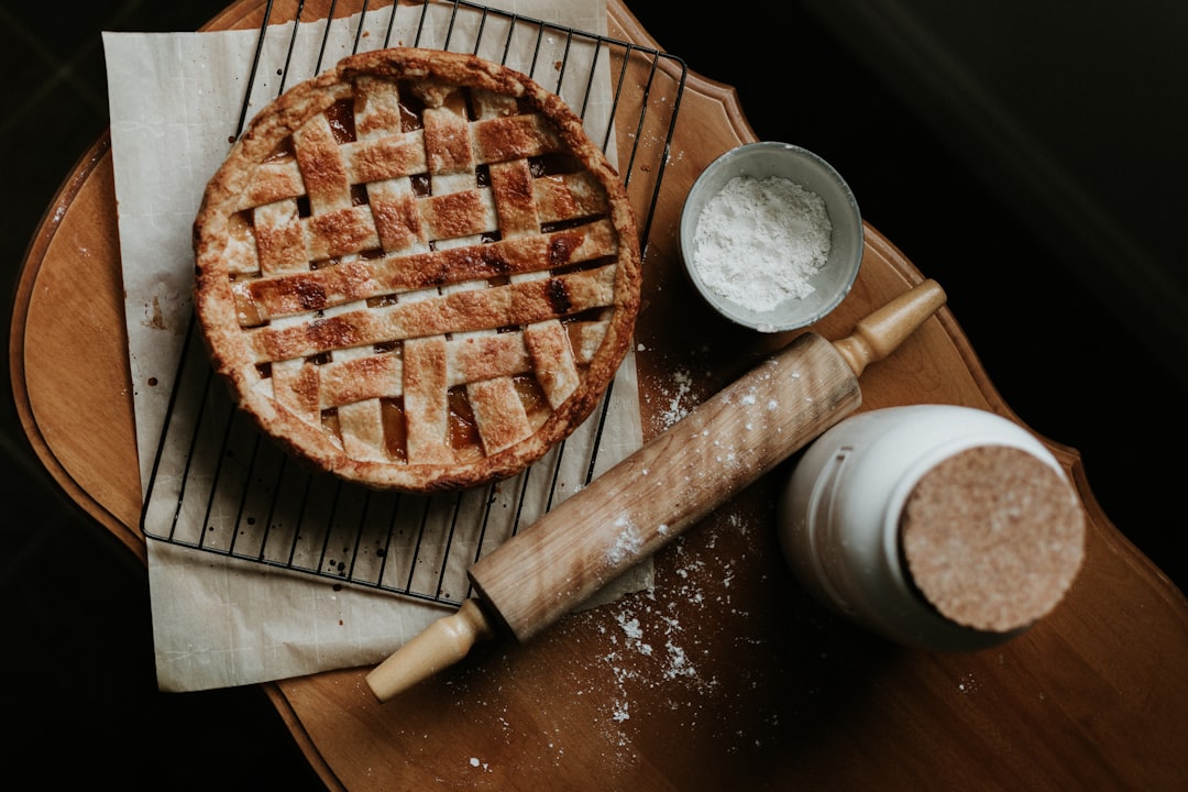 découvrez notre délicieuse recette de tarte aux pommes, alliant une pâte feuilletée croustillante et des pommes savoureuses, parfumées à la cannelle. un dessert classique qui ravira vos papilles et celles de vos invités !