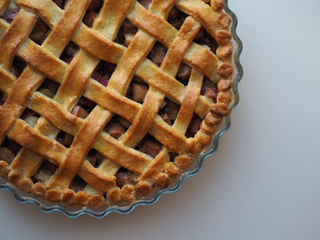découvrez notre délicieuse recette de tarte aux pommes, un classique de la pâtisserie américaine. avec une croûte dorée et une garniture de pommes juteuses, cette tarte raffinée est parfaite pour toutes les occasions.