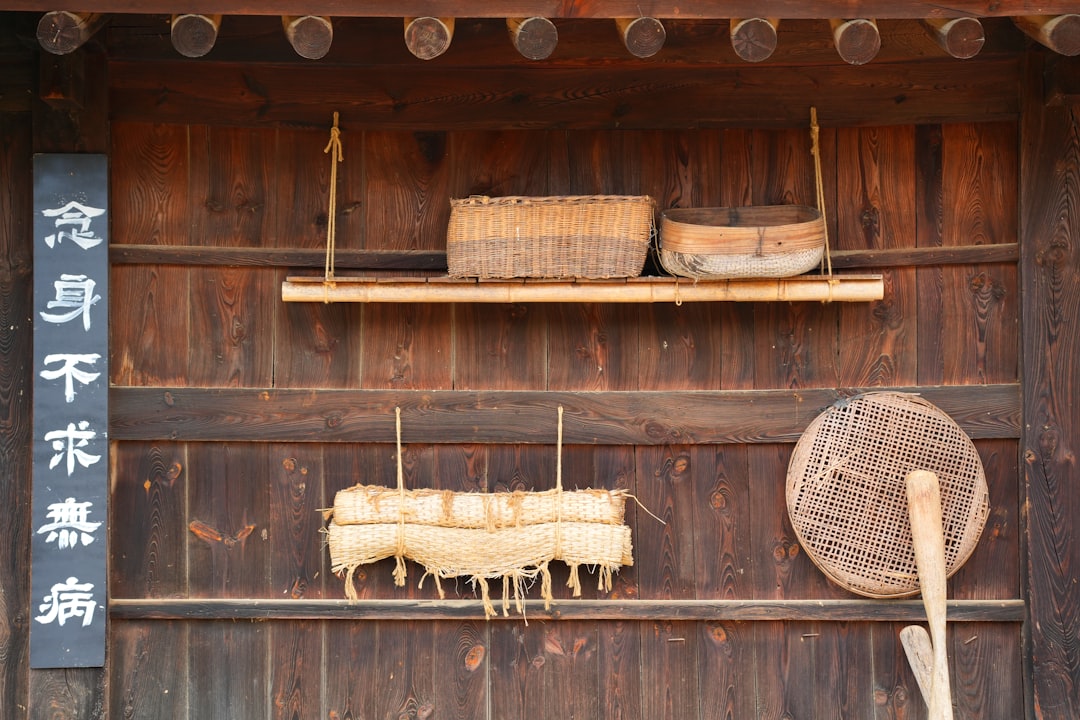 découvrez l'authenticité des ramen traditionnels japonais, préparés avec soin et passion. savourez des bouillons riches, des nouilles parfaitement cuites et des ingrédients frais pour une expérience culinaire unique.