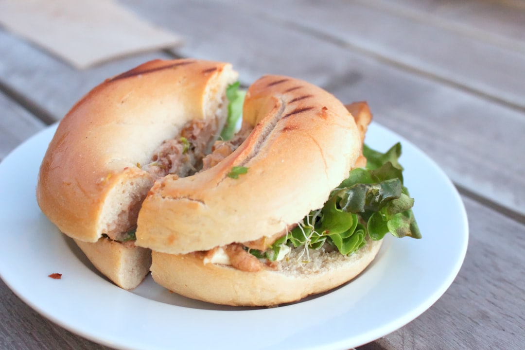 découvrez l'univers savoureux des bagels : ces délicieuses petites brioches au cœur moelleux, idéales pour un petit-déjeuner gourmand ou un déjeuner rapide. explorez nos recettes, garnitures variées et astuces pour faire le meilleur bagel maison.