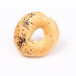 découvrez l'univers savoureux du bagel : un pain rond au centre creux, croustillant à l'extérieur et moelleux à l'intérieur, parfait pour une multitude de garnitures. que vous soyez amateur de recettes traditionnelles ou de créations audacieuses, le bagel est le choix idéal pour un repas rapide et délicieux.