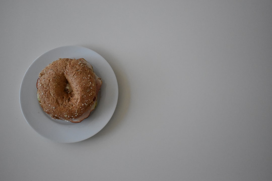 découvrez l'univers savoureux des bagels ! savamment préparés avec des ingrédients frais, nos bagels offrent une texture parfaite et un goût inoubliable. que ce soit en version classique ou avec des garnitures innovantes, laissez-vous tenter par ces délices qui raviront vos papilles à chaque bouchée.
