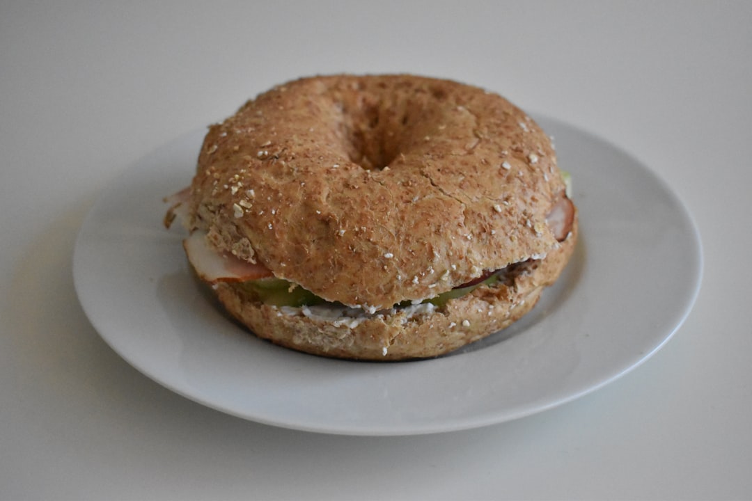 découvrez l'univers délicieux du bagel ! savourez cette spécialité culinaire, idéale pour un petit-déjeuner, un déjeuner ou une collation gourmande. nos bagels moelleux et garnis de choix se déclinent en versions sucrées et salées, parfaits pour satisfaire toutes vos envies. ne manquez pas nos recettes variées et astuces pour préparer des bagels maison irrésistibles !
