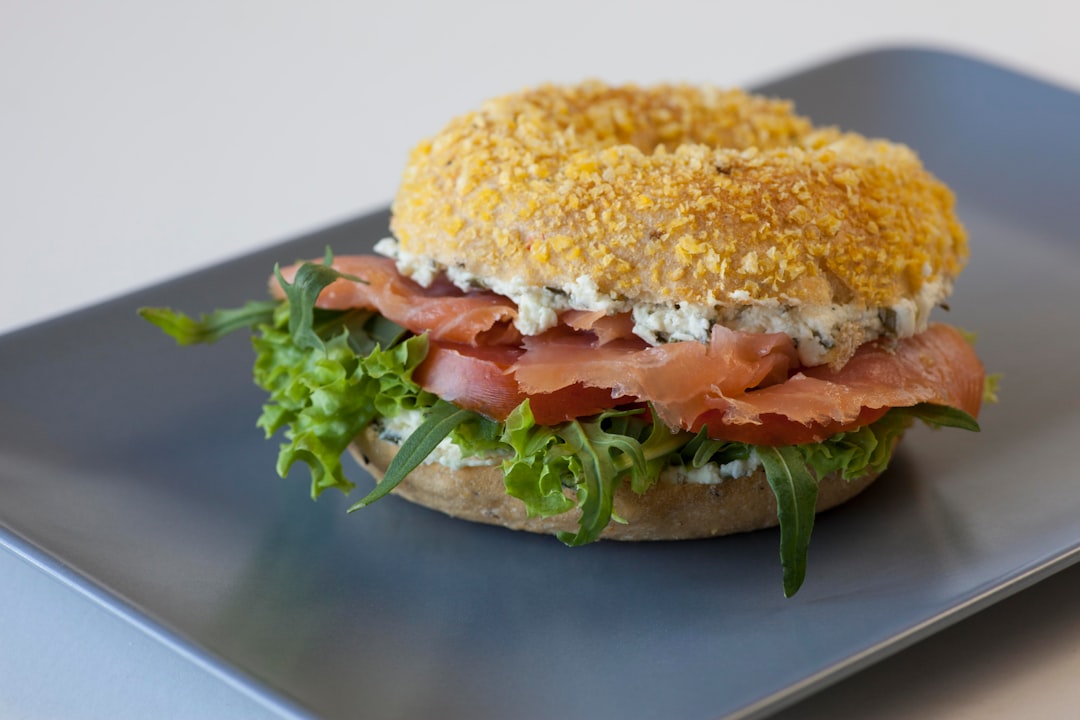 découvrez le bagel, ce pain rond au goût savoureux et à la texture moelleuse, parfait pour des petits déjeuners gourmands ou des déjeuners rapides. variez les plaisirs avec nos recettes originales et garnitures variées !