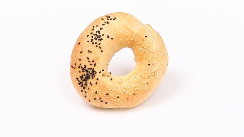 découvrez l'univers savoureux du bagel : un pain rond au centre creux, croustillant à l'extérieur et moelleux à l'intérieur, parfait pour une multitude de garnitures. que vous soyez amateur de recettes traditionnelles ou de créations audacieuses, le bagel est le choix idéal pour un repas rapide et délicieux.