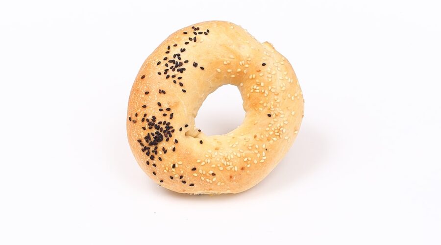 découvrez l'univers savoureux du bagel : un pain rond au centre creux, croustillant à l'extérieur et moelleux à l'intérieur, parfait pour une multitude de garnitures. que vous soyez amateur de recettes traditionnelles ou de créations audacieuses, le bagel est le choix idéal pour un repas rapide et délicieux.