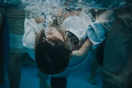 découvrez l'importance et la signification du baptême, une tradition sacrée qui marque le début d'une nouvelle vie spirituelle. explorez les différentes croyances et pratiques autour de cet événement marquant dans la vie des croyants.