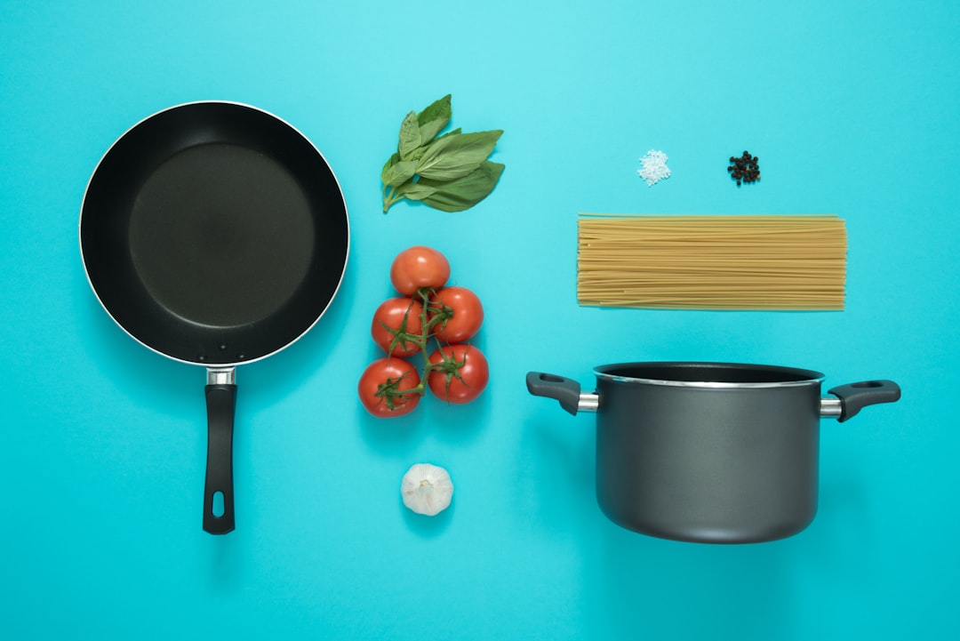 découvrez le basilic, une herbe aromatique essentielle en cuisine, apportant saveur et fraîcheur à vos plats. apprenez comment l'utiliser et ses bienfaits pour la santé.