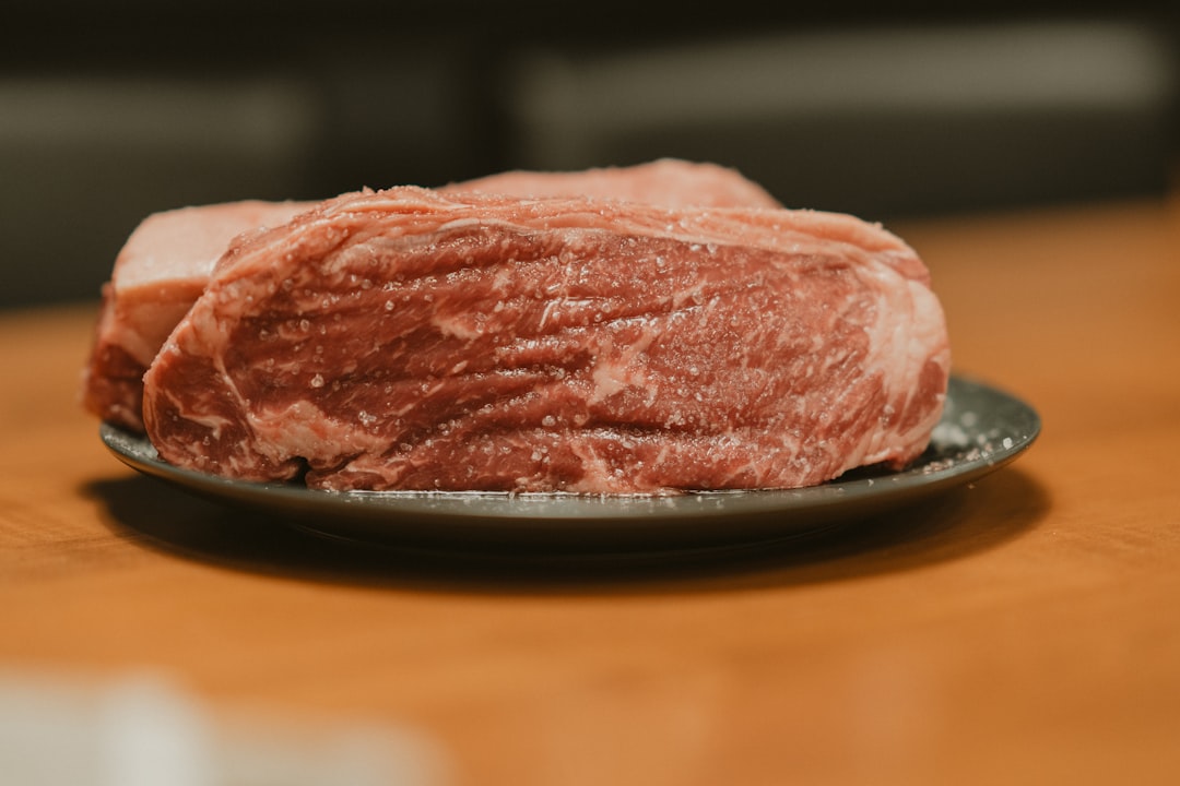 découvrez la recette authenticité du beef bourguignon, un plat traditionnel français riche en saveurs. savourez des morceaux de viande tendre mijotés dans un rouge velouté, aromatisés avec des herbes et accompagnés de légumes de saison. un délice réconfortant qui séduira tous les amoureux de la cuisine française.