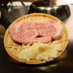 découvrez la recette traditionnelle du bœuf bourguignon, un plat emblématique de la cuisine française. savourez des morceaux de bœuf mijotés lentement dans un vin rouge de bourgogne, accompagnés de carottes, d'oignons et de champignons, pour une expérience gustative réconfortante et savoureuse.