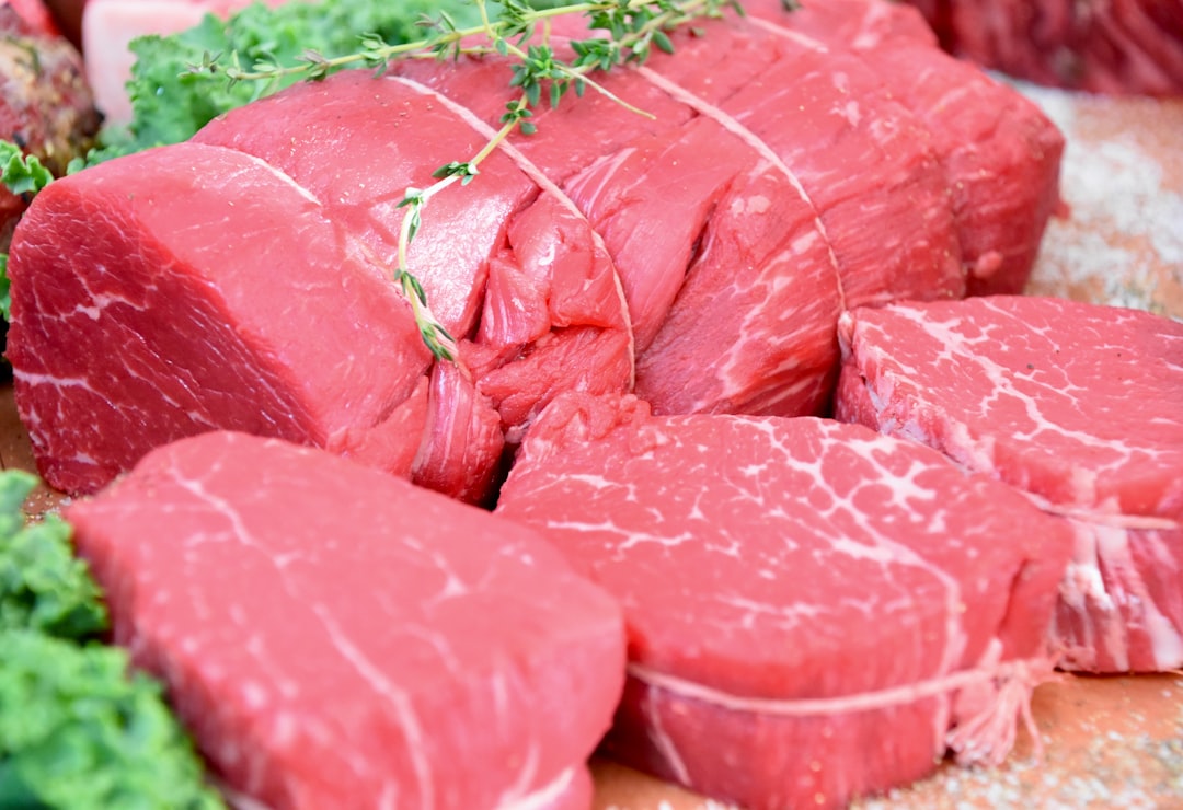 découvrez la recette authentique du bœuf bourguignon, un plat traditionnel français savoureux et réconfortant. préparé avec du bœuf tendre mijoté dans du vin rouge, agrémenté de légumes et d'herbes aromatiques, ce délice est parfait pour vos repas en famille ou entre amis.