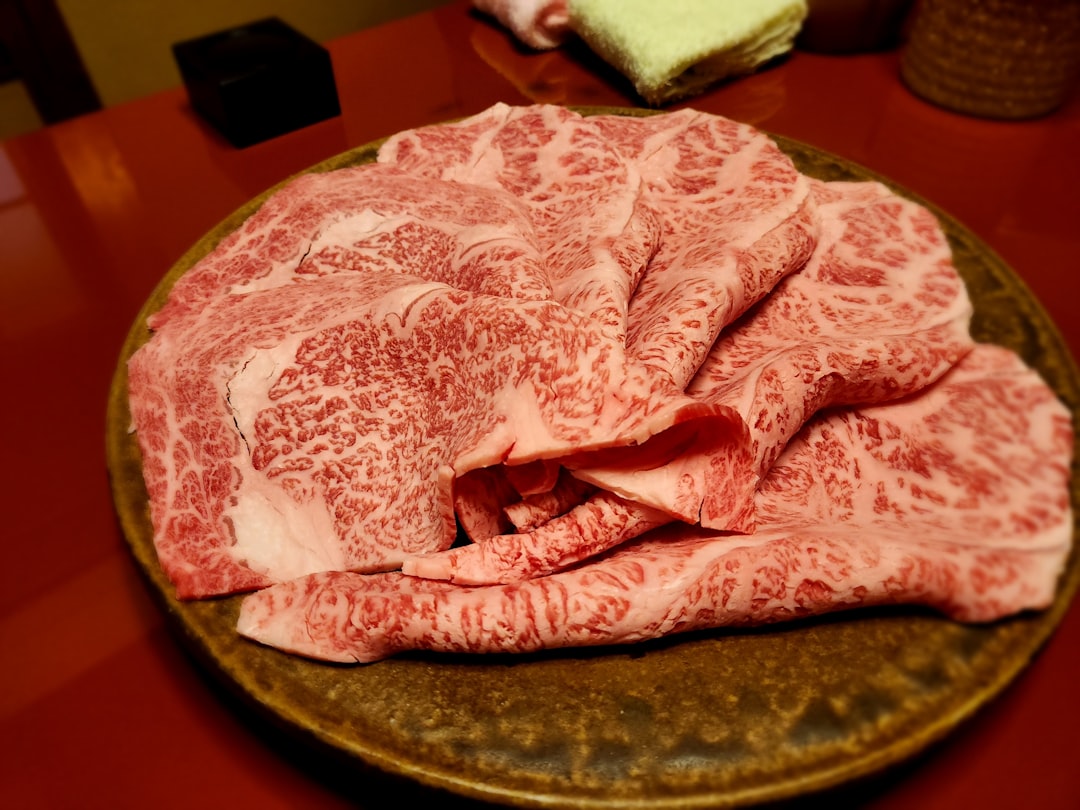 découvrez la recette traditionnelle du beef bourguignon, un plat emblématique de la cuisine française. savourez ce délicieux ragoût de bœuf mijoté lentement dans un vin rouge savoureux, accompagné de légumes et d'herbes aromatiques. parfait pour régaler vos invités lors d'un repas convivial.