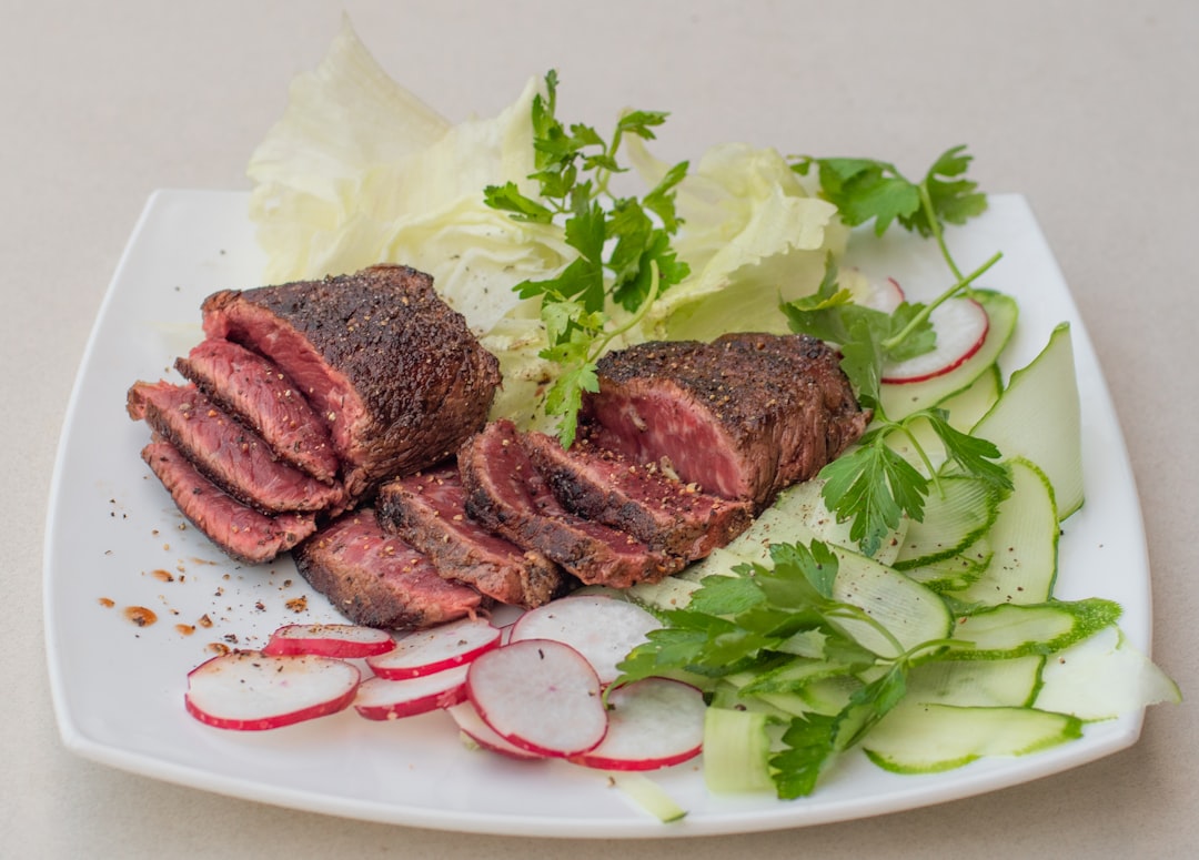 découvrez la richesse des saveurs françaises avec notre recette de bœuf bourguignon. ce plat traditionnel, lentement mijoté dans du vin rouge, offre une viande tendre et des légumes fondants, parfait pour un repas chaleureux en famille ou entre amis.