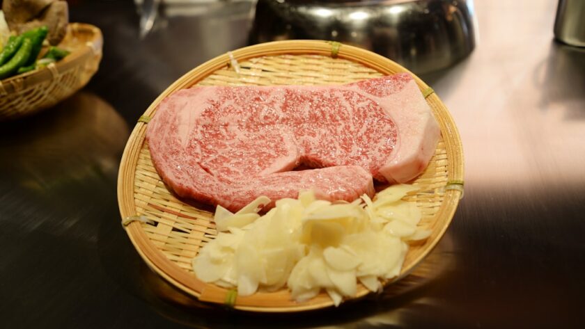 découvrez la recette traditionnelle du bœuf bourguignon, un plat emblématique de la cuisine française. savourez des morceaux de bœuf mijotés lentement dans un vin rouge de bourgogne, accompagnés de carottes, d'oignons et de champignons, pour une expérience gustative réconfortante et savoureuse.