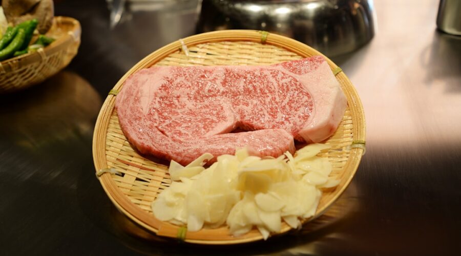 découvrez la recette traditionnelle du bœuf bourguignon, un plat emblématique de la cuisine française. savourez des morceaux de bœuf mijotés lentement dans un vin rouge de bourgogne, accompagnés de carottes, d'oignons et de champignons, pour une expérience gustative réconfortante et savoureuse.