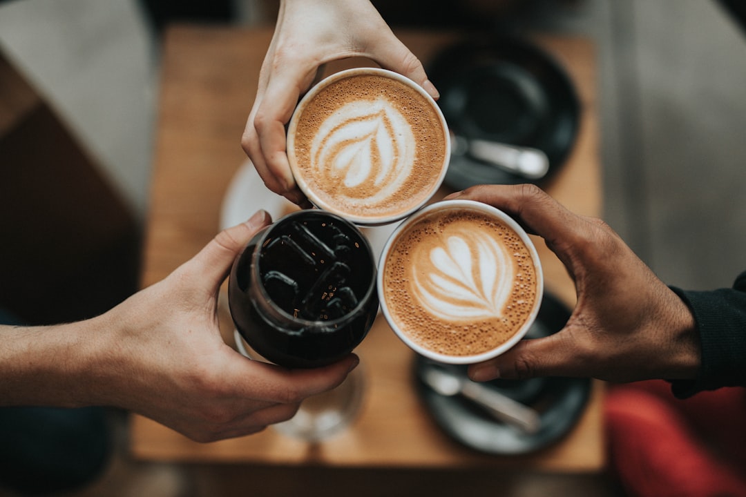 découvrez notre sélection de boissons rafraîchissantes et savoureuses. que vous soyez à la recherche de sodas, de jus naturels, de thés glacés ou de cocktails, trouvez la boisson parfaite pour chaque occasion. profitez de nos recettes et conseils pour savourer vos moments de convivialité.