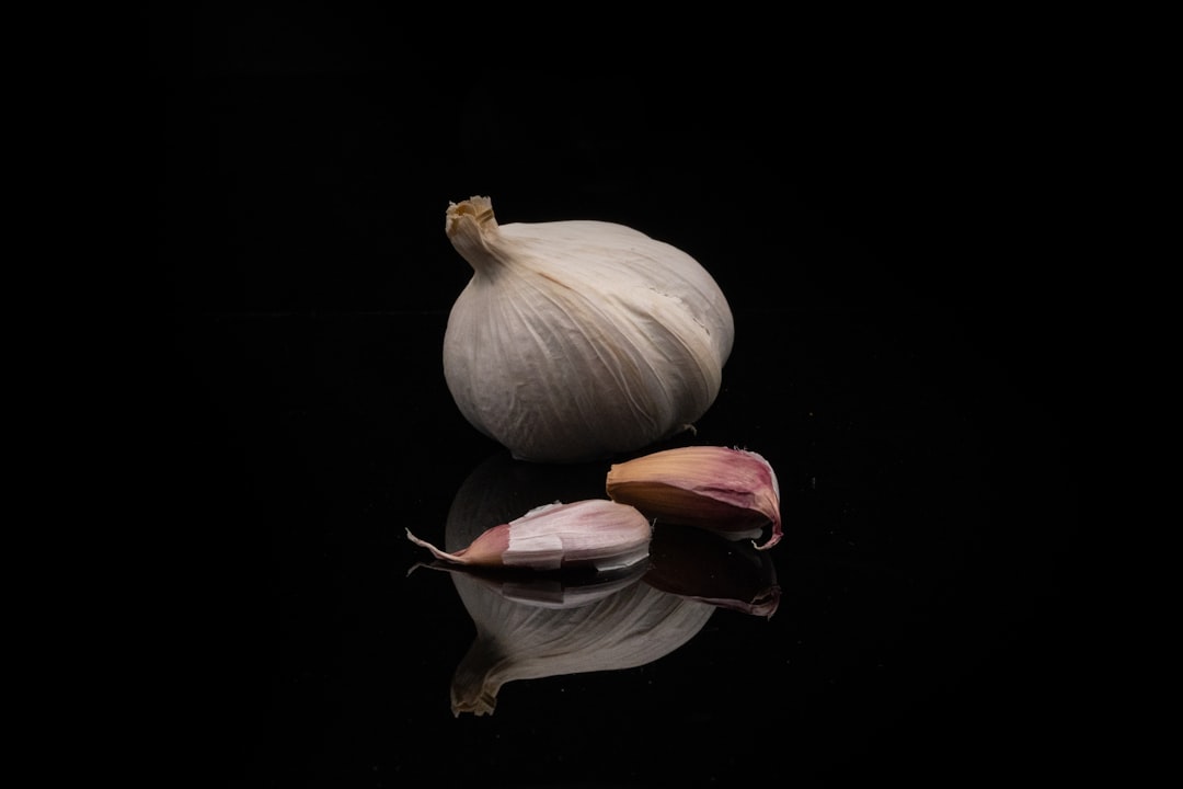 découvrez l'ail noir, un véritable trésor de la gastronomie, riche en bienfaits pour la santé. apprenez tout sur ses origines, ses propriétés antioxydantes et comment l'intégrer facilement dans vos recettes pour en rehausser les saveurs.