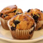 découvrez la recette délicieuse et facile des muffins aux myrtilles, parfaits pour un petit-déjeuner gourmand ou un encas. savourez ces douceurs moelleuses, richement parfumées aux myrtilles fraîches, pour un moment de plaisir inoubliable.