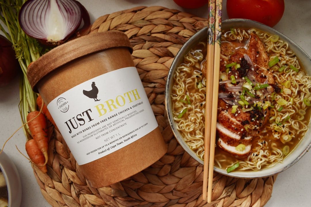 découvrez l'univers riche et savoureux du bouillon, une base culinaire essentielle pour réaliser de délicieuses soupes et plats mijotés. apprenez les techniques pour préparer un broth maison, sain et équilibré, qui rehaussera le goût de vos recettes.
