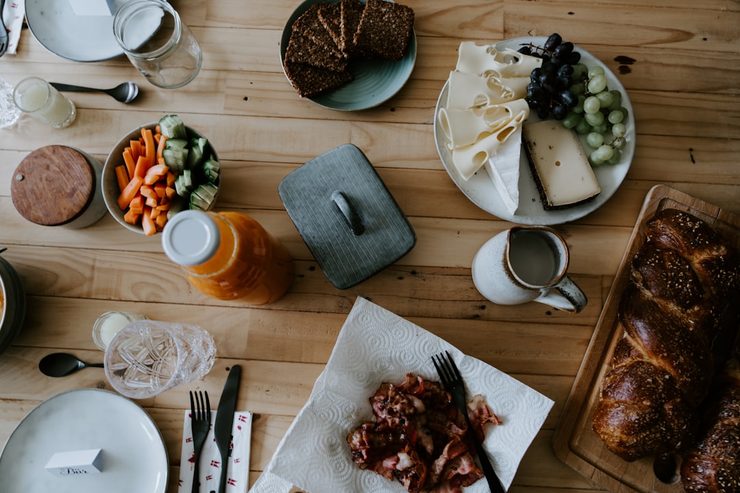 découvrez l'art du brunch avec nos recettes savoureuses et nos conseils pour organiser un repas convivial. que vous soyez amateur de sucré ou de salé, transformez votre dimanche en un moment délectable et chaleureux en famille ou entre amis.