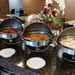 découvrez notre buffet savoureux qui ravira vos papilles ! une sélection variée de plats délicieux, préparés avec soin, pour faire de vos événements un moment inoubliable. réveillez vos sens et régalez vos invités avec notre offre culinaire exceptionnelle.
