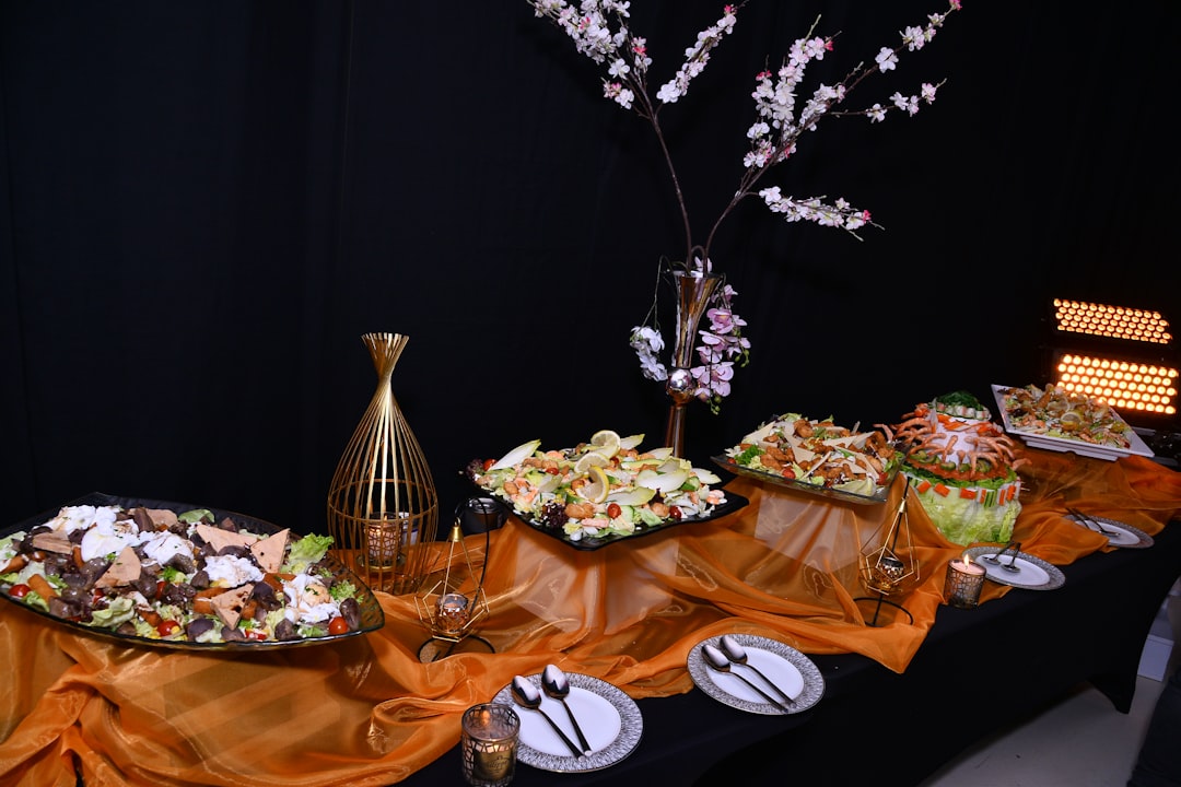 découvrez notre buffet varié qui ravira vos papilles avec une sélection de plats savoureux, allant des entrées raffinées aux desserts gourmands. idéal pour toutes vos occasions, que ce soit un repas de famille, un événement professionnel ou une fête entre amis.