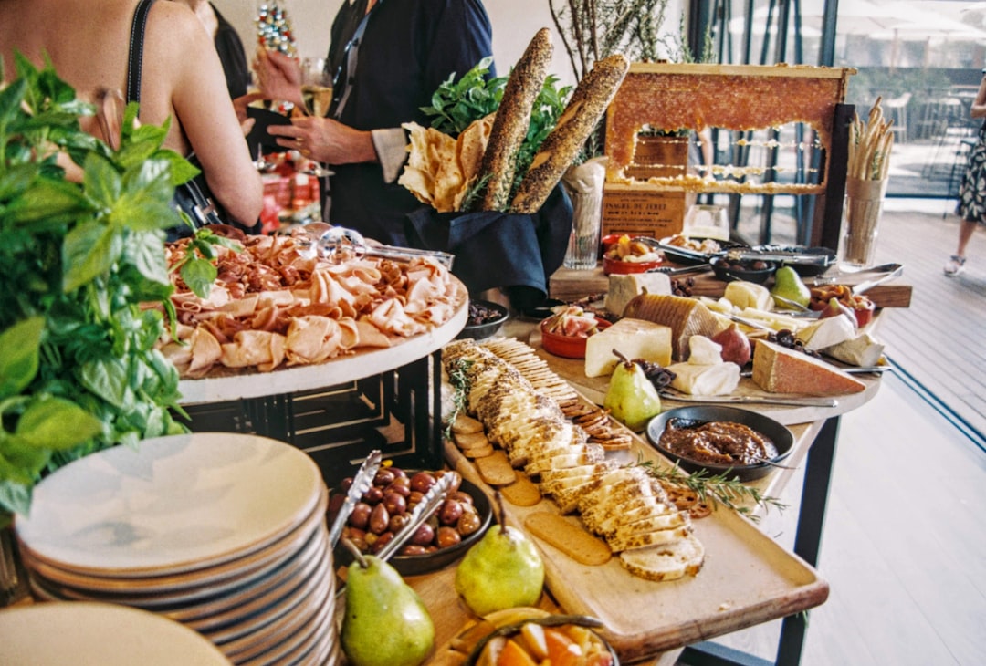 découvrez un buffet diversifié offrant une multitude de plats savoureux et de délices gourmands. parfait pour toutes vos occasions, notre sélection met en avant des ingrédients frais et de qualité, avec des options pour satisfaire tous les palais. faites de votre événement un moment inoubliable avec notre service de buffet.