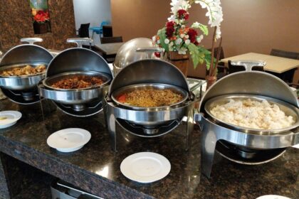 découvrez notre buffet savoureux qui ravira vos papilles ! une sélection variée de plats délicieux, préparés avec soin, pour faire de vos événements un moment inoubliable. réveillez vos sens et régalez vos invités avec notre offre culinaire exceptionnelle.