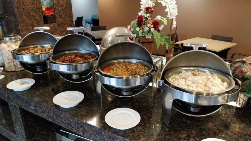découvrez notre buffet savoureux qui ravira vos papilles ! une sélection variée de plats délicieux, préparés avec soin, pour faire de vos événements un moment inoubliable. réveillez vos sens et régalez vos invités avec notre offre culinaire exceptionnelle.