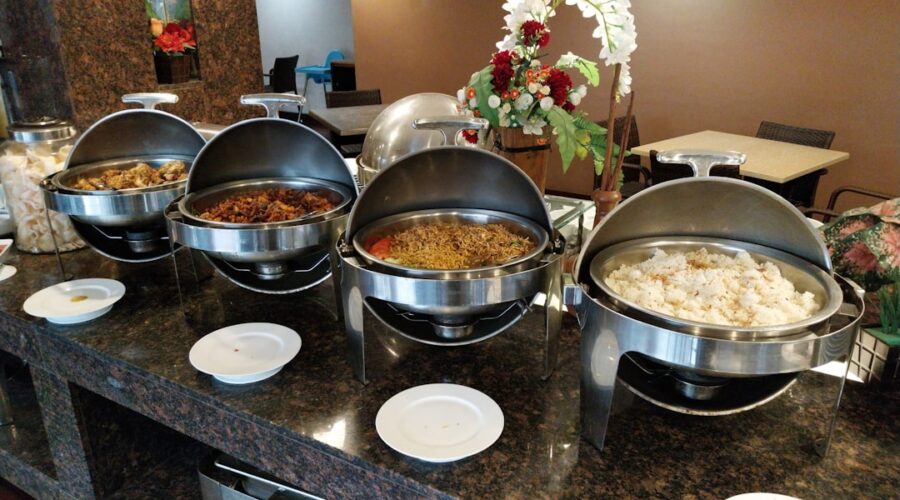 découvrez notre buffet savoureux qui ravira vos papilles ! une sélection variée de plats délicieux, préparés avec soin, pour faire de vos événements un moment inoubliable. réveillez vos sens et régalez vos invités avec notre offre culinaire exceptionnelle.